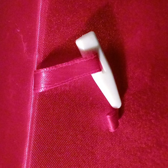 Red Satin gift box with unique closure - Picture 4 of 11